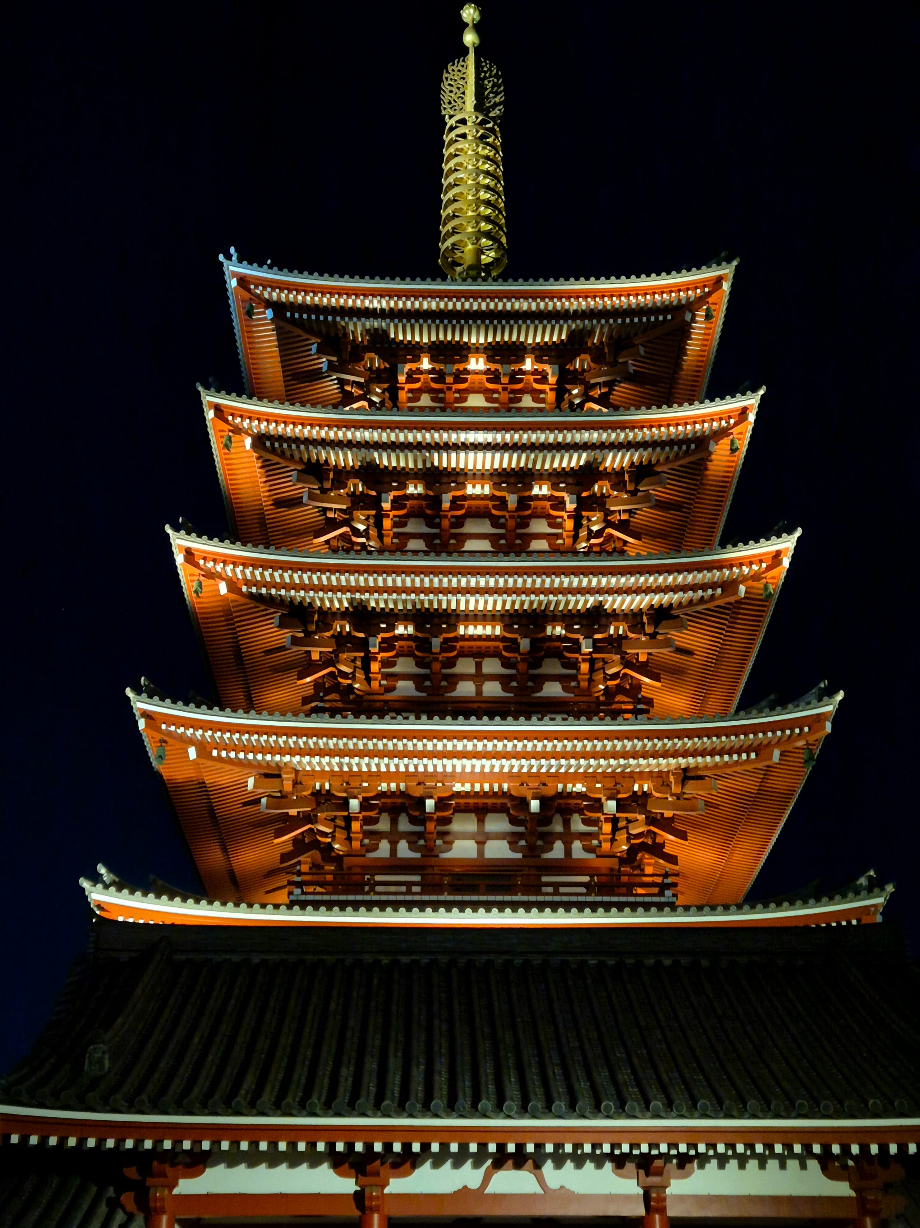 Templo japonés de noche